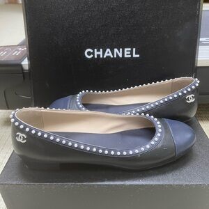 🔴Authentic CHANEL Women's Black & Navy Leather Ballet Flats with Pearl🔴